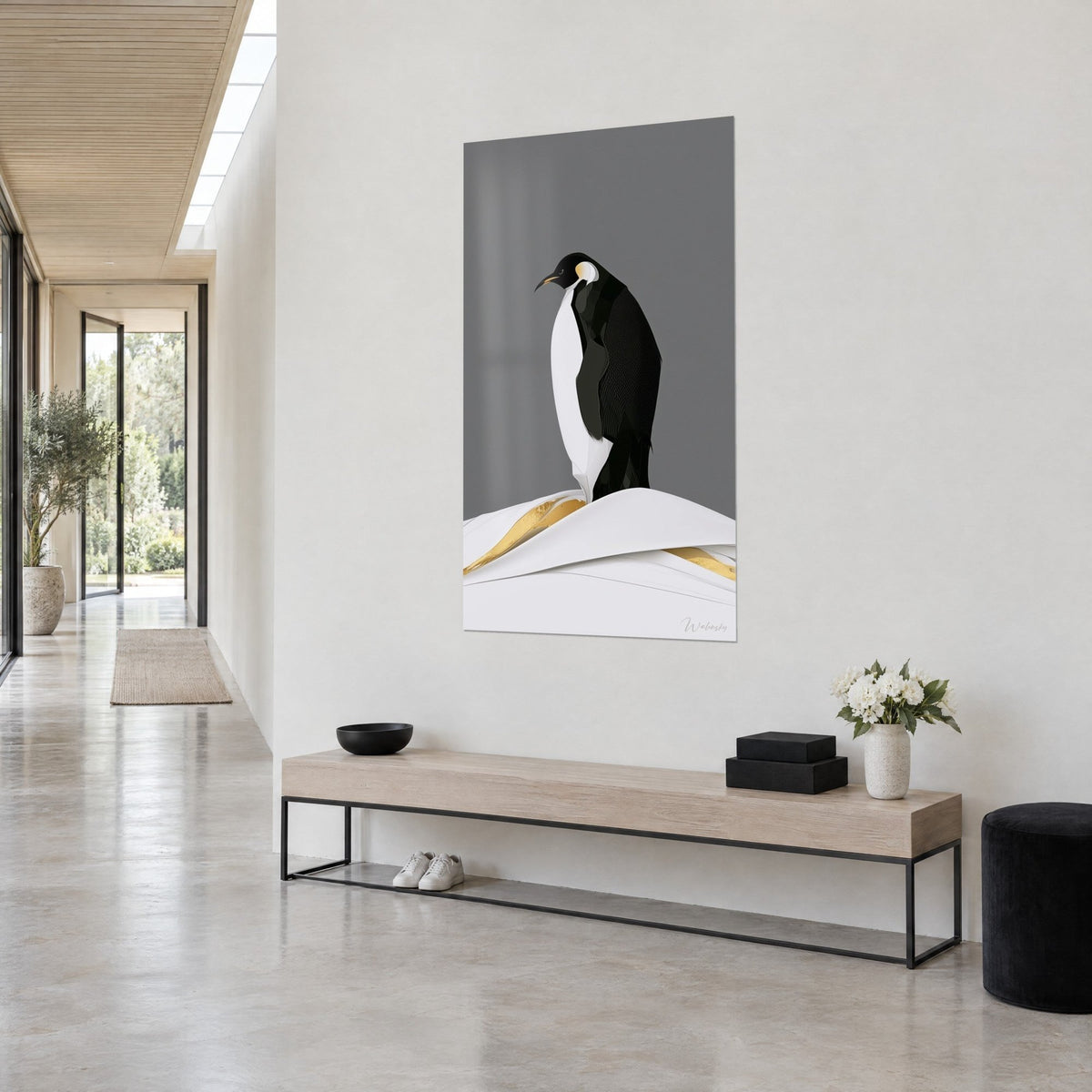 Gemälde Kaiserpinguin mit tintenschwarzem Gefieder und elfenbeinfarbener Brust, goldene Wellen auf grauem Grund, Flur mit hellem Steinbank
