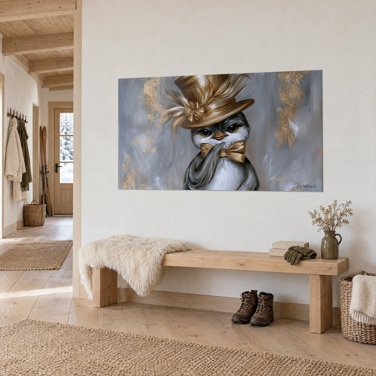 Tableau oiseau gris et blanc coiffé d'un chapeau haut-de-forme or et plumes, fond argenté taché d'or, au-dessus d'un banc en bois d'un chalet
