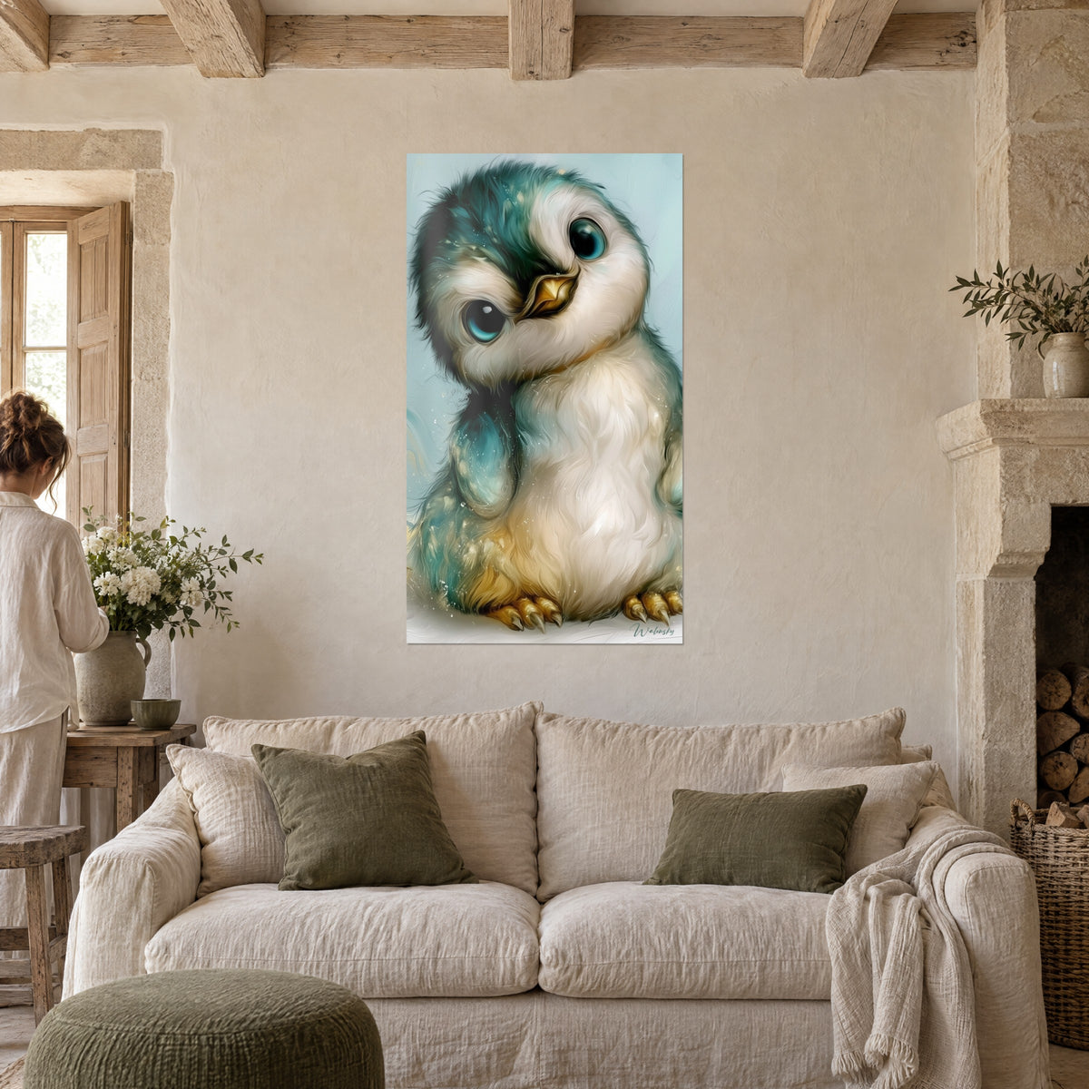Tableau poussin pingouin aux grands yeux bleus, plumage sarcelle et crème, tête penchée, au-dessus d'un canapé dans un salon lumineux
