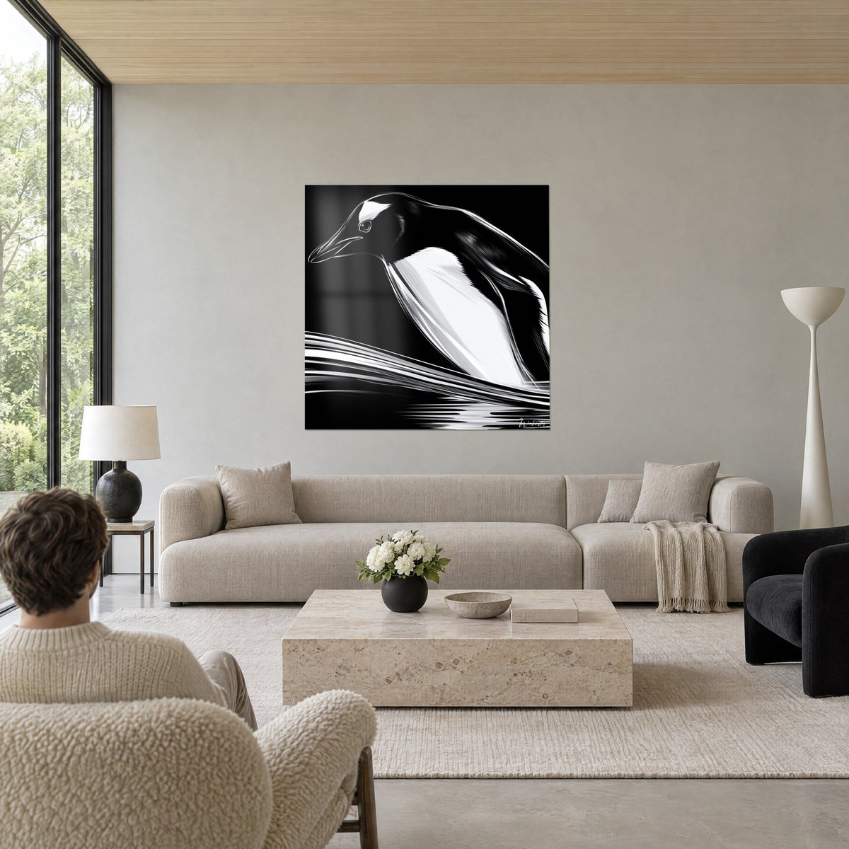 Gemälde Pinguin in Schwarzweiß, über den Wellen geneigt, dunkles Auge und elfenbeinfarbener Bauch, über einem Sofa in einem hellen Wohnzimmer
