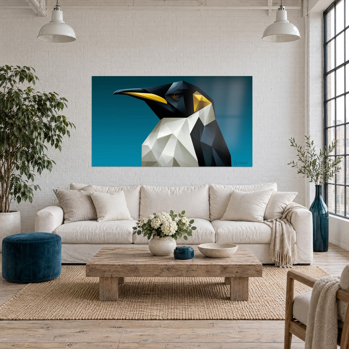 Gemälde Kaiserpinguin in facettierten Polygonen, goldgelber Schnabel auf petrolblauem Grund, über einem Sofa in einem hellen Wohnzimmer