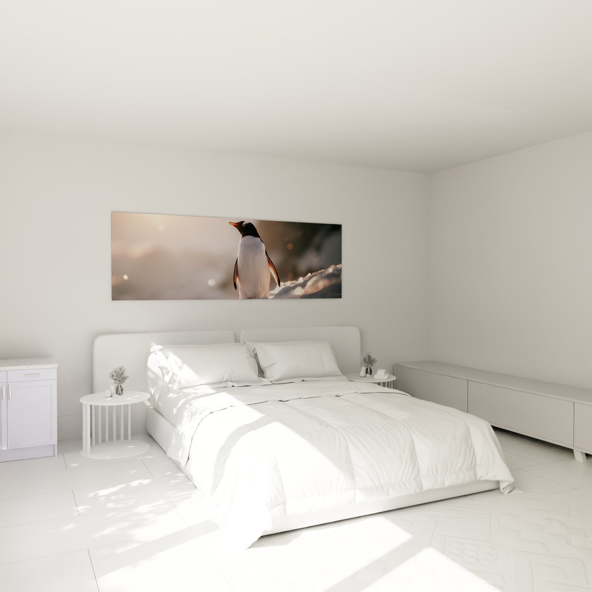 Silhouette de pingouin noir et blanc dans une lumière ambrée, au-dessus d'un lit dans une chambre claire