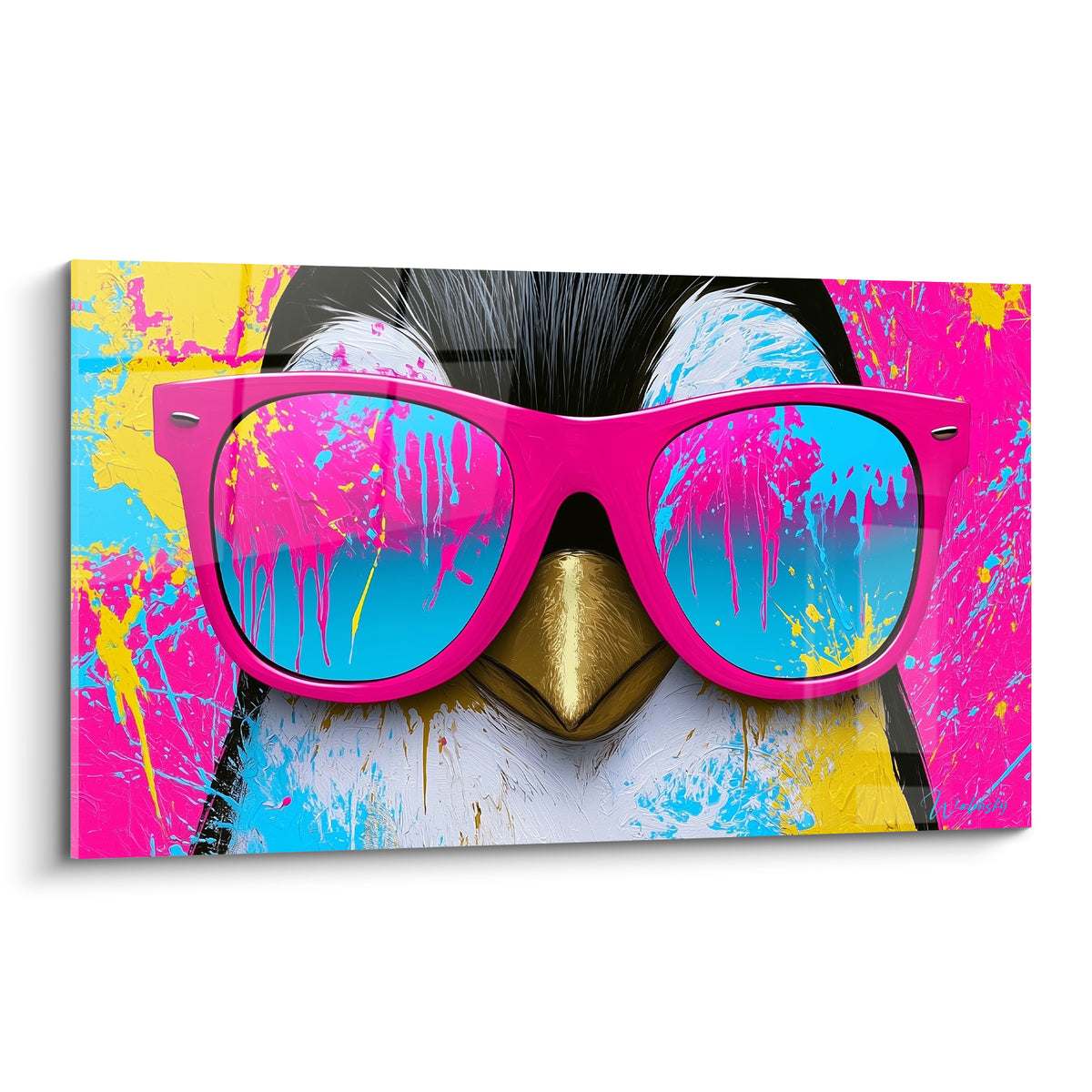 Pingouin aux lunettes fuchsia et reflets bleu turquoise sur fond jaune et rose éclaboussé