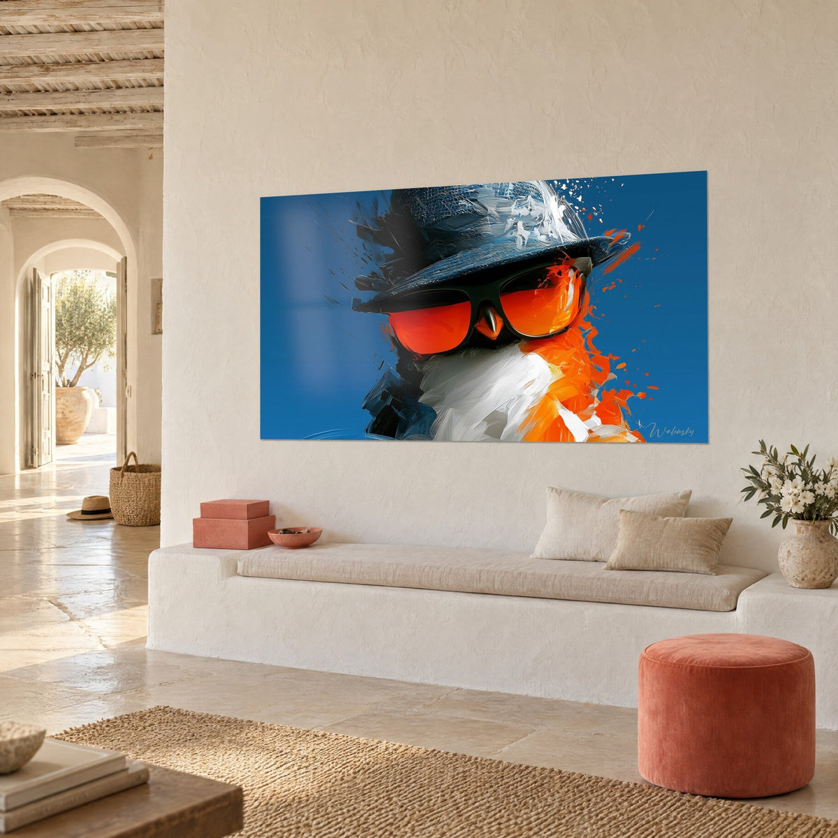 Tableau pingouin incognito aux verres orange, chapeau de paille bleu nuit et fond bleu roi, dans un séjour aux arches blanches