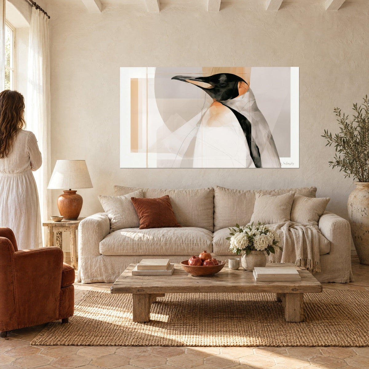 Gemälde Kaiserpinguin mit schwarzem Schnabel und ockerfarbenem Nacken, beige und graue Felder, über einem Sofa in einem hellen Wohnzimmer