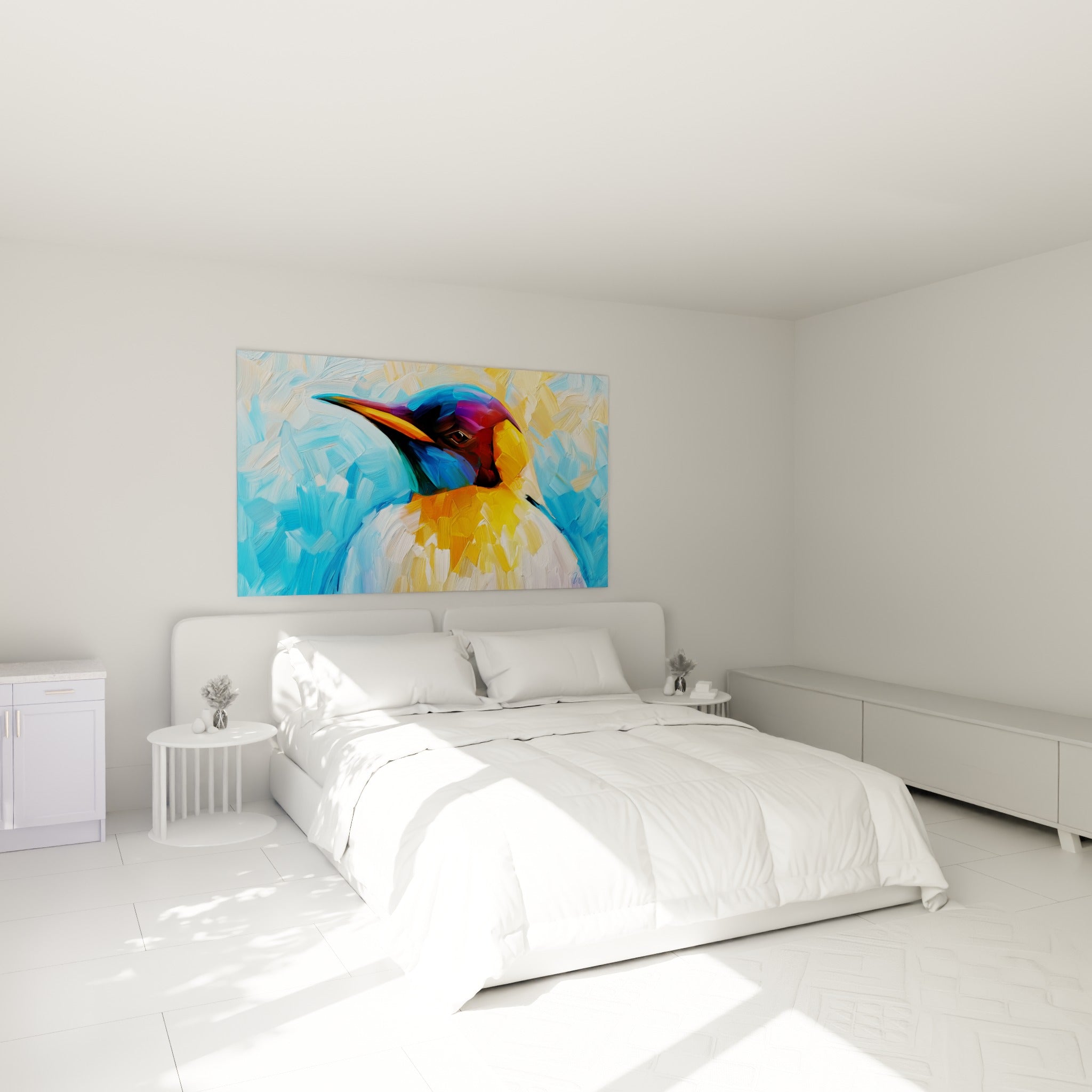 Manchot royal aux couleurs bleu et orange vif, accroché au-dessus d'un lit dans une chambre claire
