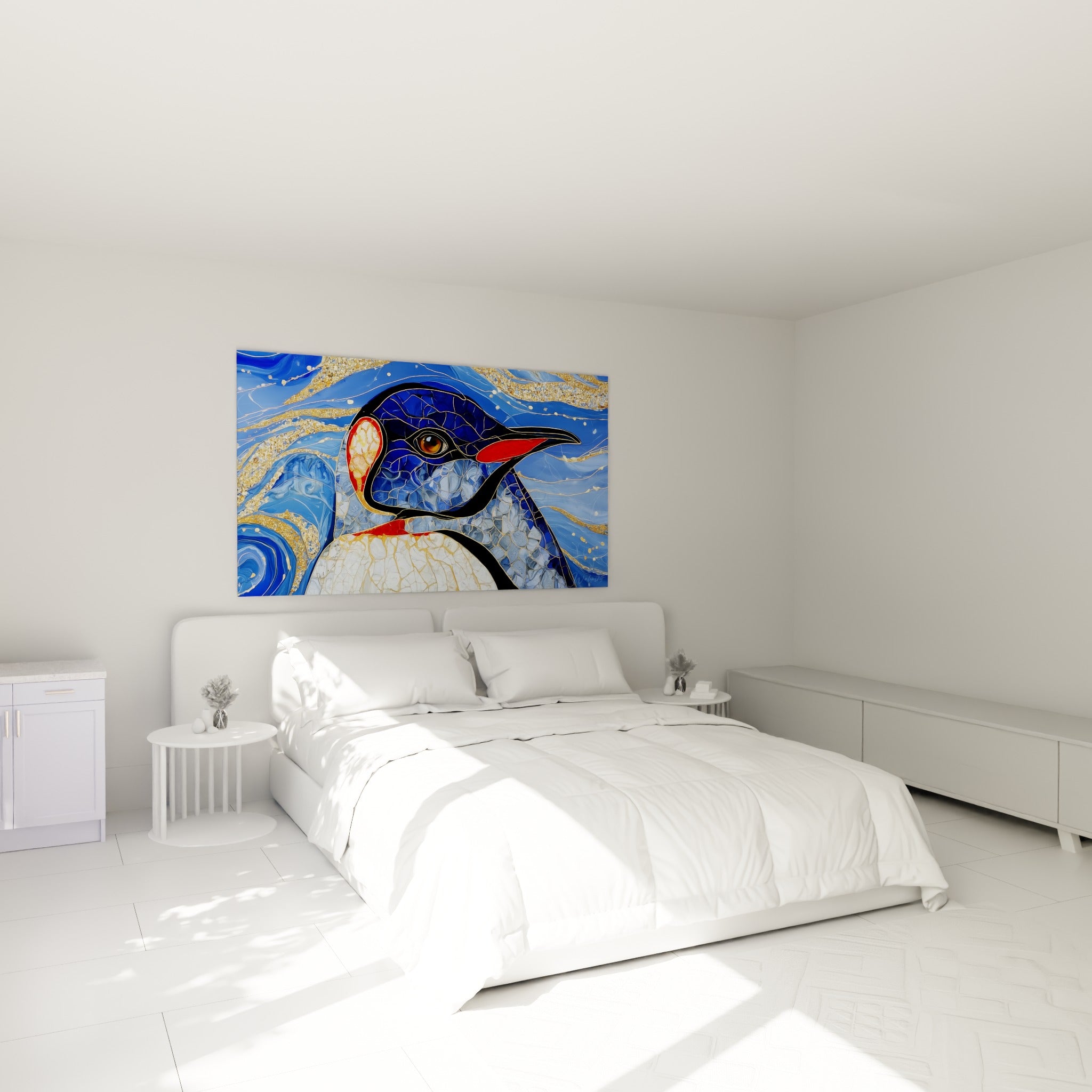Pingouin bleu marine et doré aux motifs marbrés, accroché au-dessus d'un lit dans une chambre claire