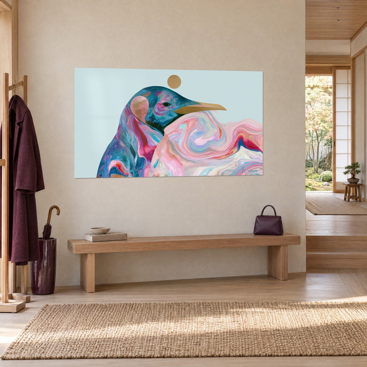 Quadro uccello marino con colature turchese e rosa pastello, becco ocra dorato, visto di tre quarti in un corridoio japandi