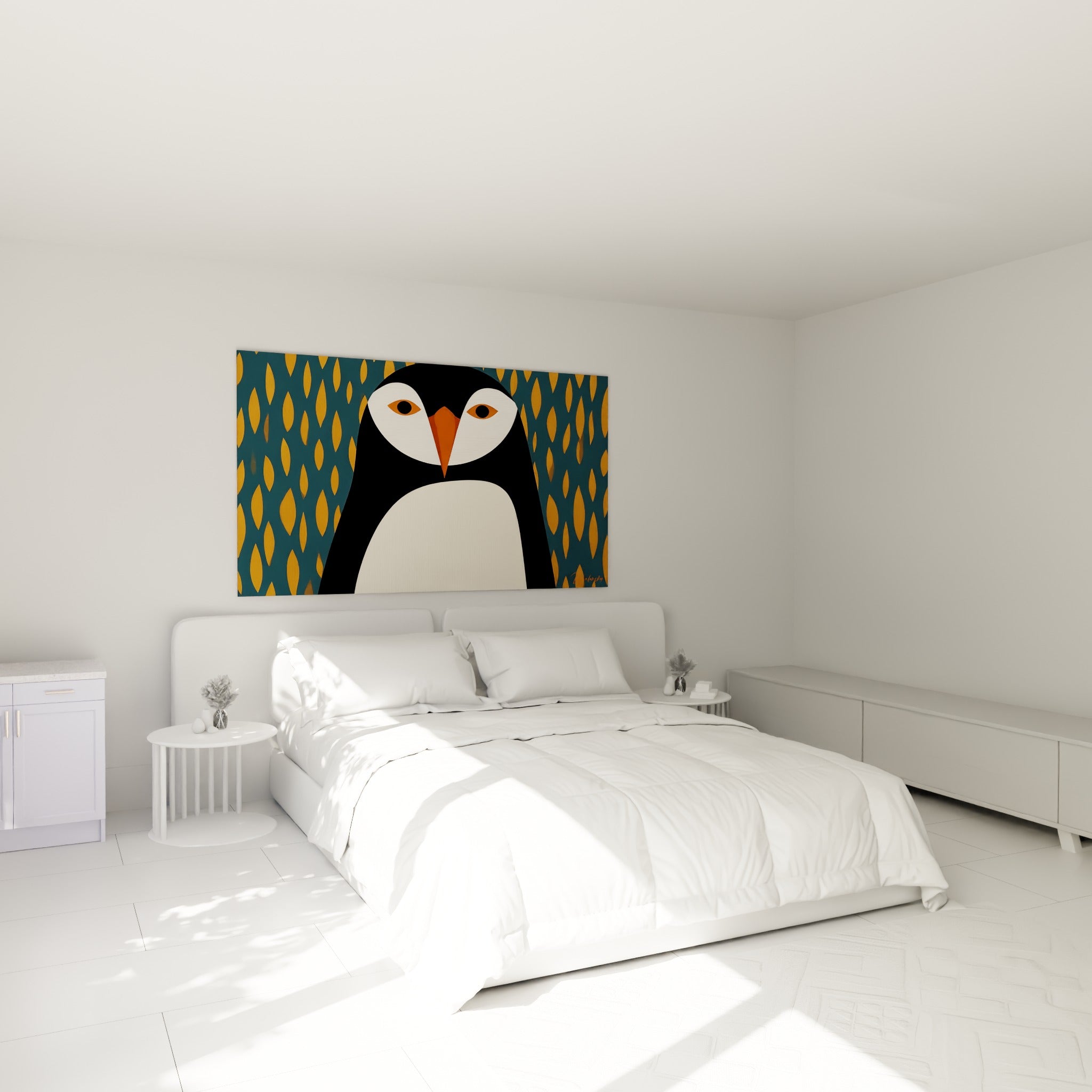 Oiseau graphique aux yeux perçants et bec orange vif, accroché au-dessus d'un lit dans une chambre claire