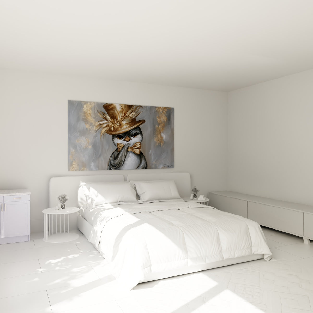 Personnage pingouin doré et gris anthracite accroché au-dessus d'un lit dans une chambre claire