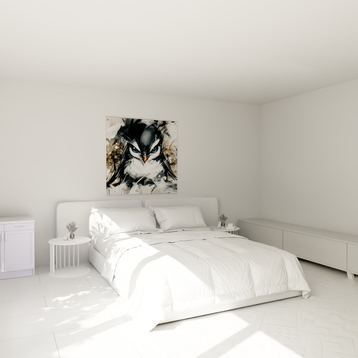 Regard perçant de ce pingouin noir et bleu accroché au-dessus d'un lit dans une chambre claire