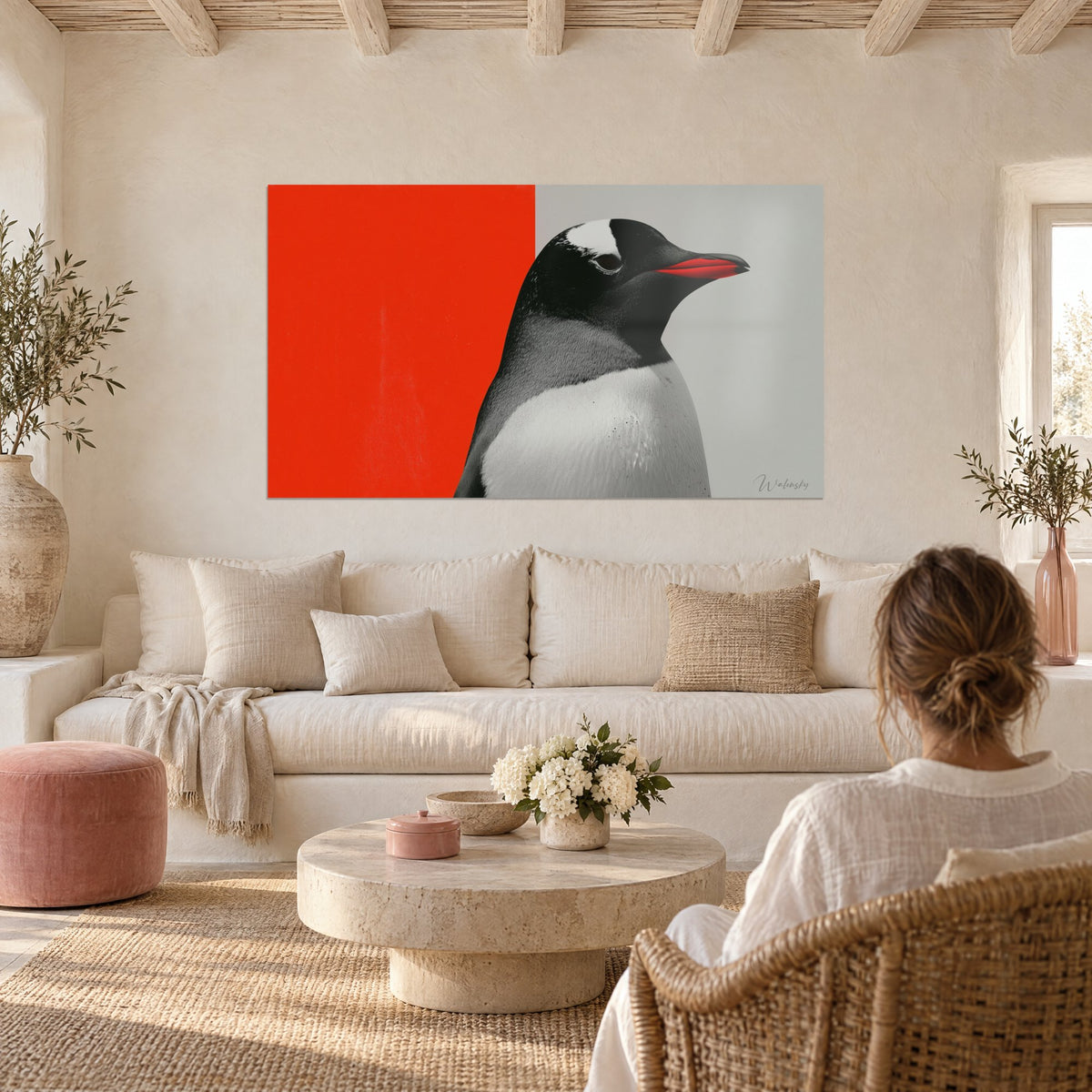 Schilderij Papoea-pinguïn met felrode snavel, zwart en parelgrijs verenkleed voor een rood kleurvlak, boven een bank in een lichte woonkamer