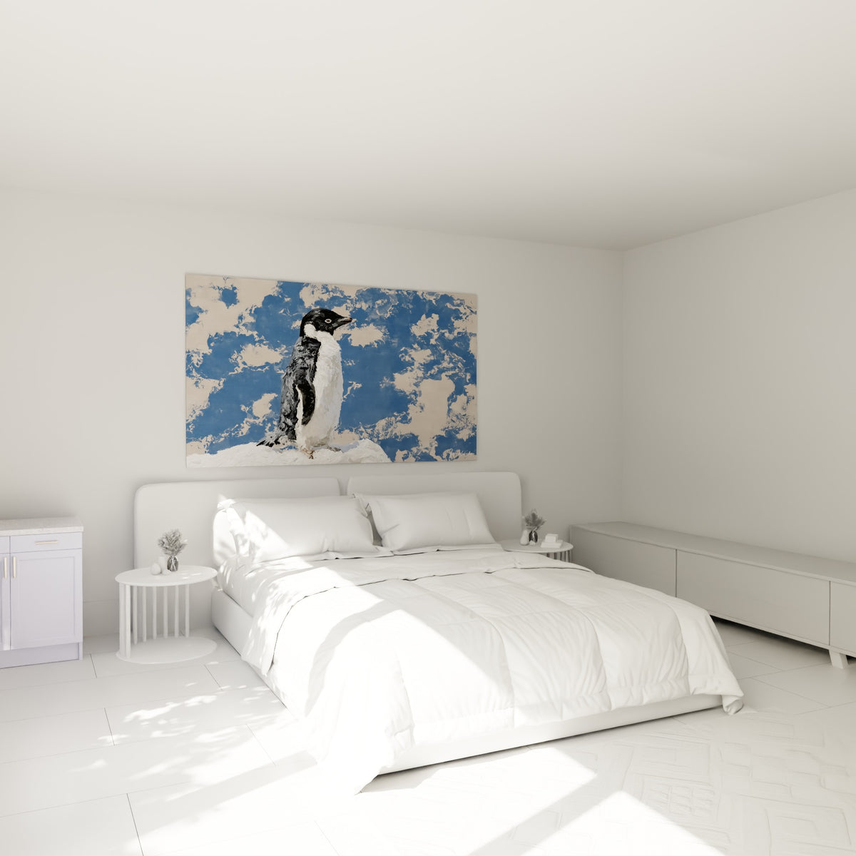 Silhouette de pingouin noir et blanc texturée, accrochée au-dessus d'un lit dans une chambre claire