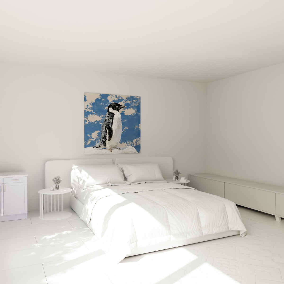 Pingouin au plumage noir et blanc texturé, accroché au-dessus d'un lit dans une chambre claire