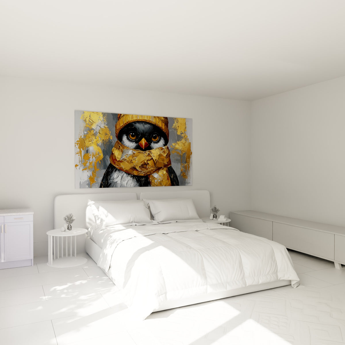 Oiseau au regard ambré, doré et noir, accroché au-dessus d'un lit dans une chambre claire