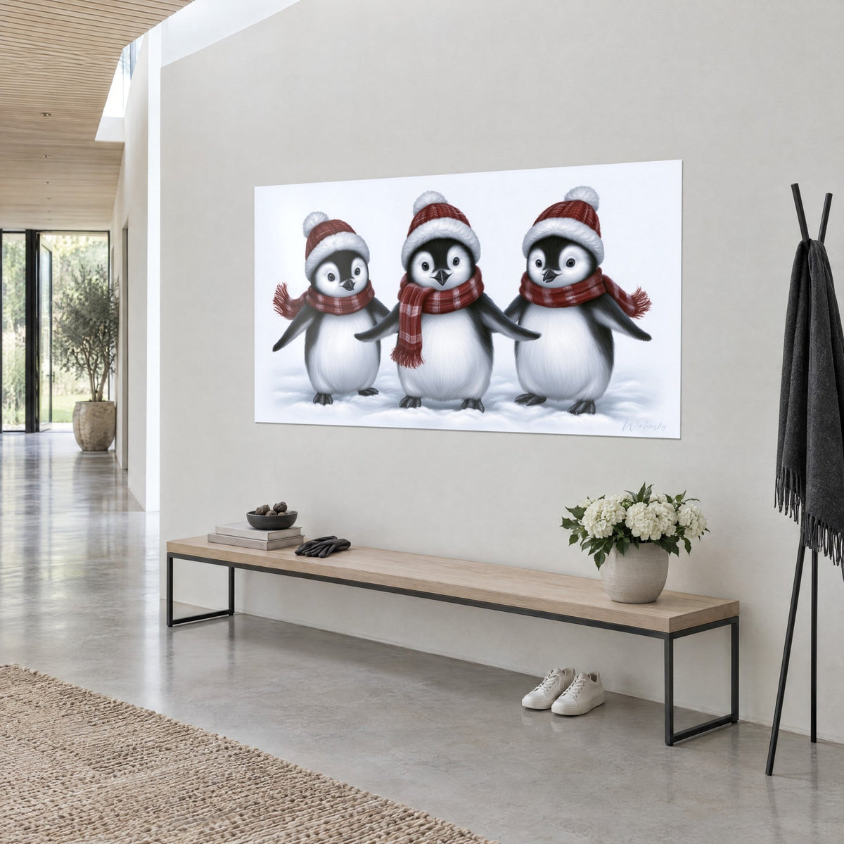 Schilderij trio van mollige pinguïns die elkaar bij de vleugels vasthouden, witte en bordeauxrode bommelmutsen, helder sneeuwlandschap, grijze muur, bank van hout en staal
