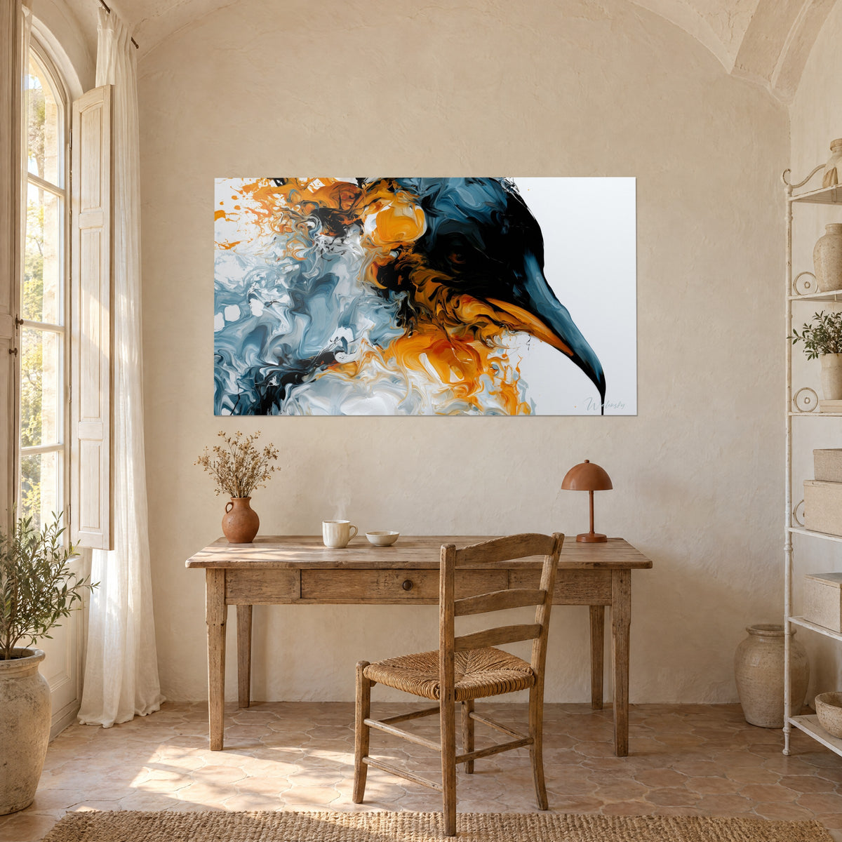 Tableau tête d'oiseau polaire en encre noire, fond blanc marbré de bleu et d'orange, au-dessus d'un bureau en bois clair