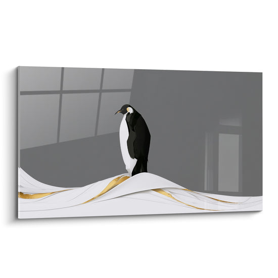 Pingouin noir et blanc dressé sur des vagues de neige striées d'un filet doré scintillant