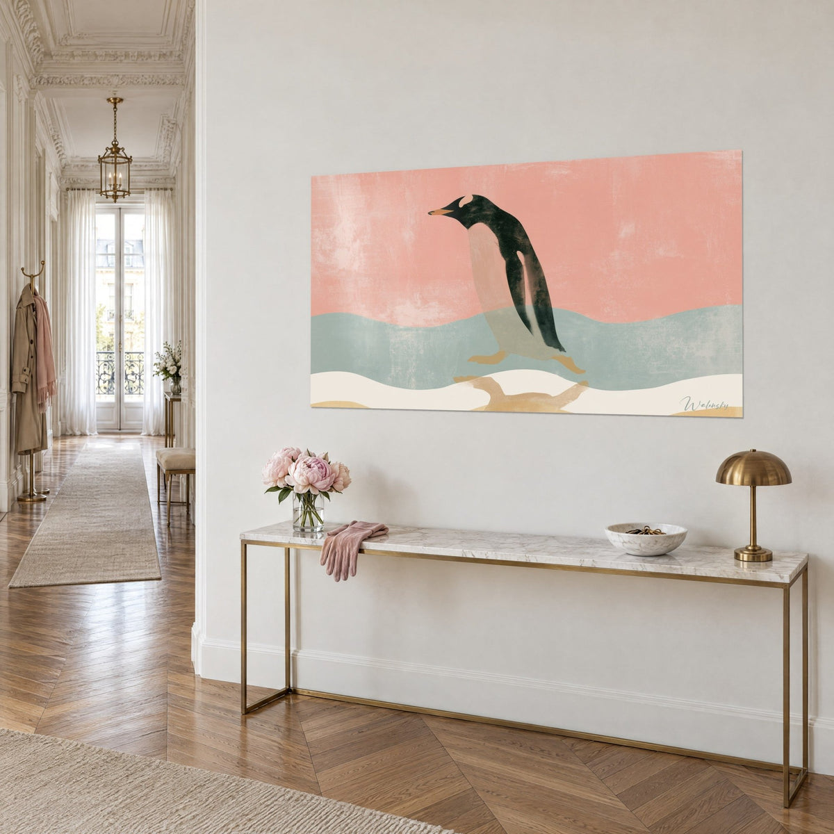 Tableau pingouin noir et blanc au bec orangé, fond rose saumon et ondulations bleu-vert, sur console dorée en entrée haussmannienne
