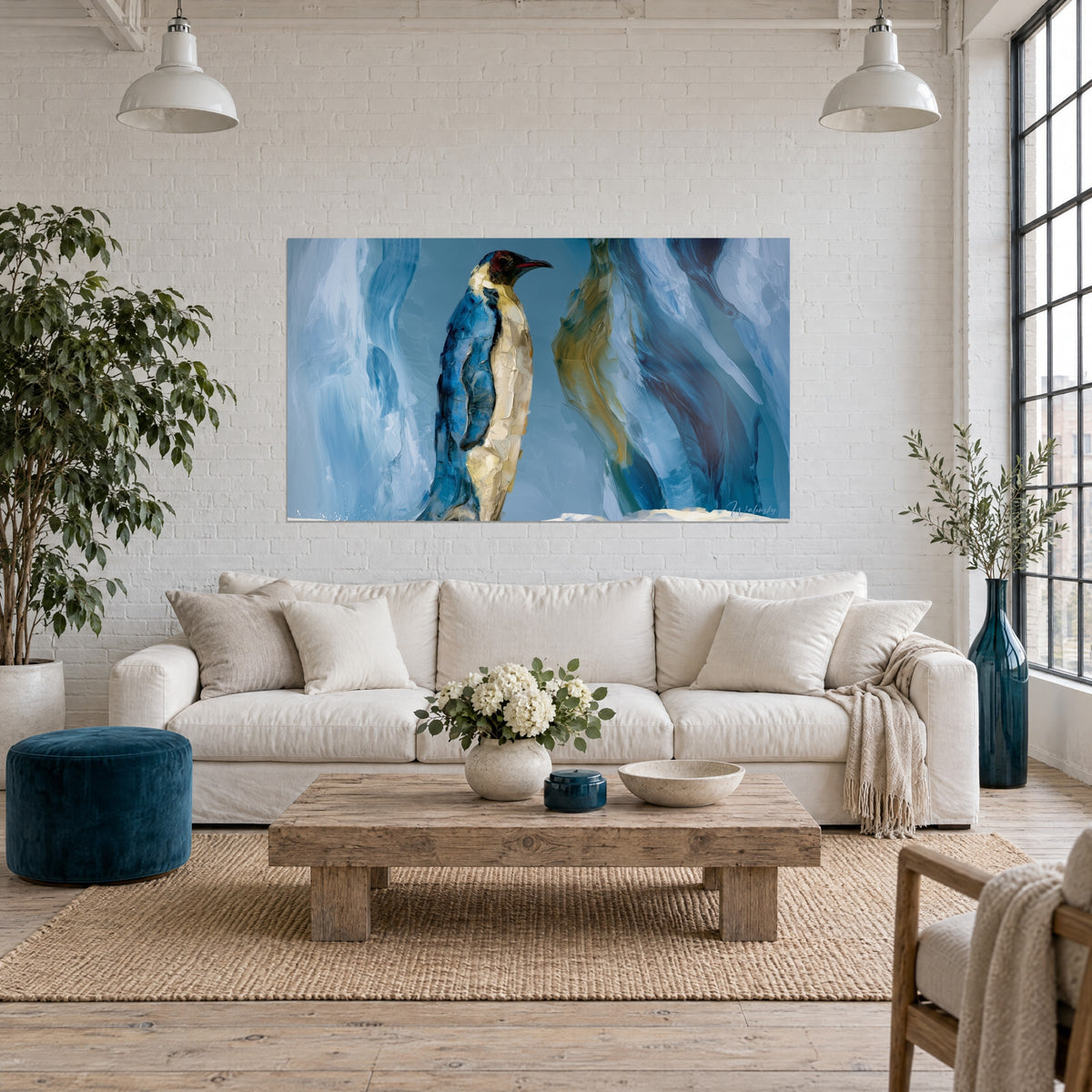 Schilderij keizerspinguïn met kobaltblauw en crèmekleurig verenkleed, azuurblauwe ijsrotsen, boven een bank in een lichte woonkamer