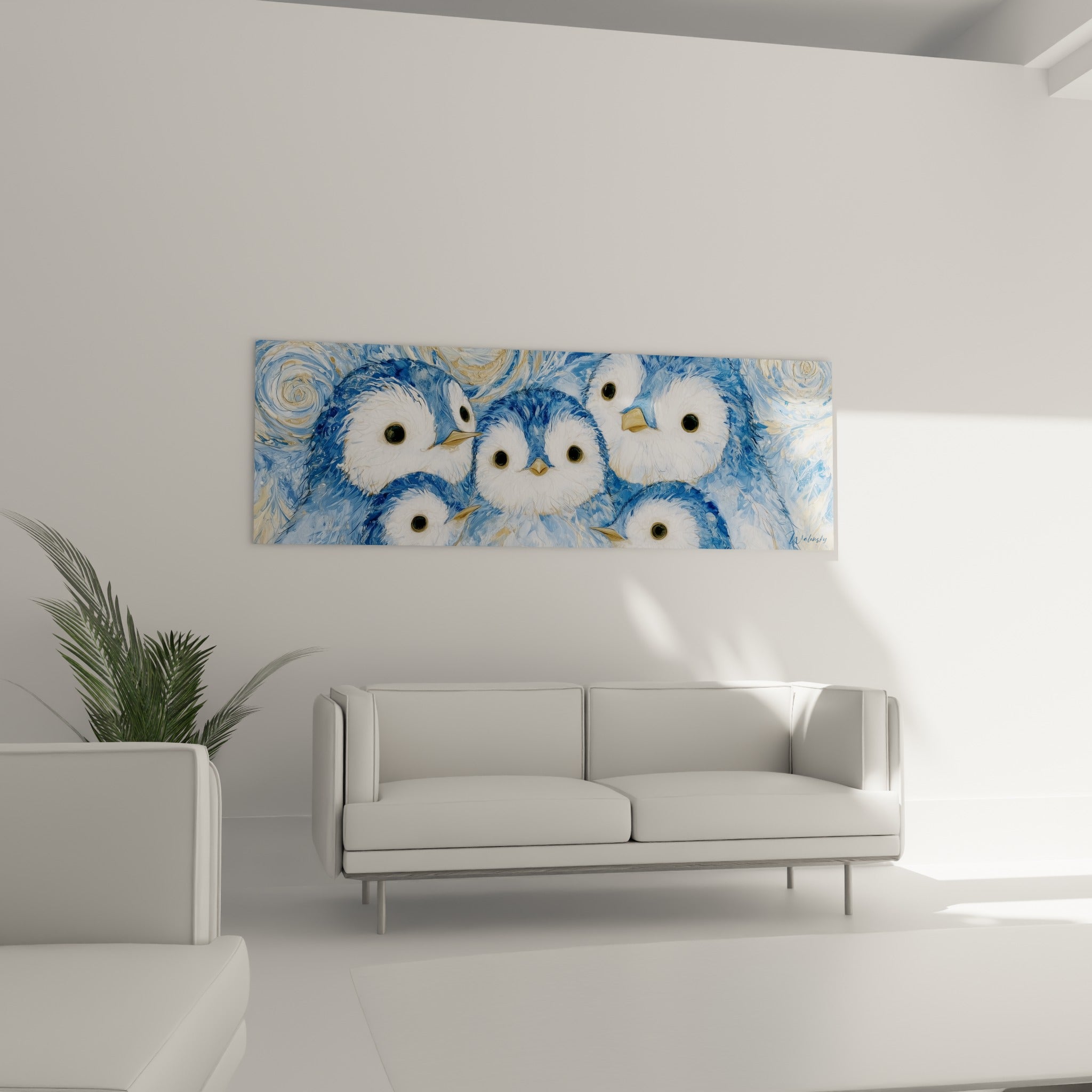 Nichée de pingouins bleu profond et blanc crème suspendue au-dessus d'un canapé dans un salon lumineux