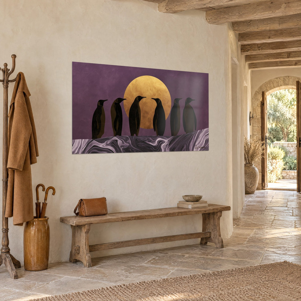 Schilderij pinguïnkolonie als donkere silhouetten voor een gouden en mauve maan, in een stenen hal met houten bankje