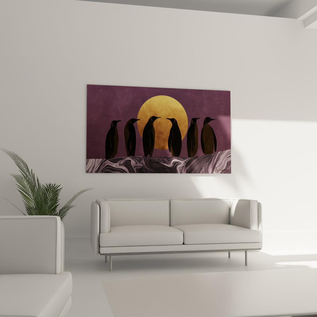Groupe de pingouins face à une lune ocre domine le mur au-dessus d'un canapé dans un salon lumineux.