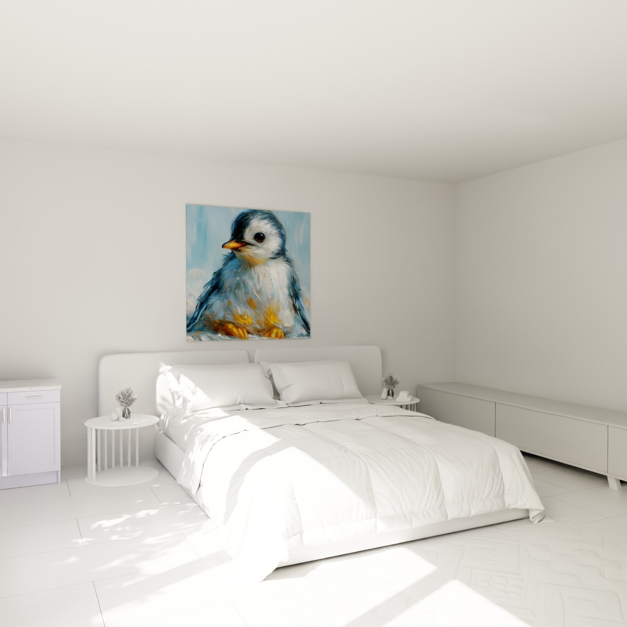 Oisillon pingouin bleu pastel et ocre, bec orangé, placé au-dessus d'un lit dans une chambre claire