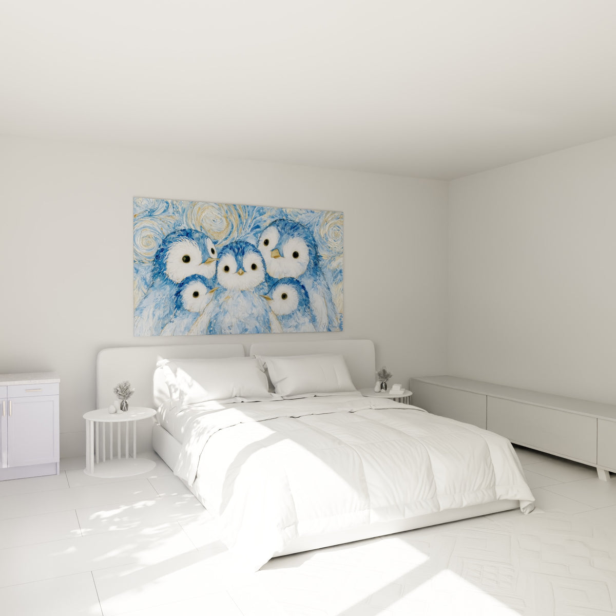 Oisillons polaires bleu et doré aux regards perçants, accrochés au-dessus d'un lit dans une chambre claire