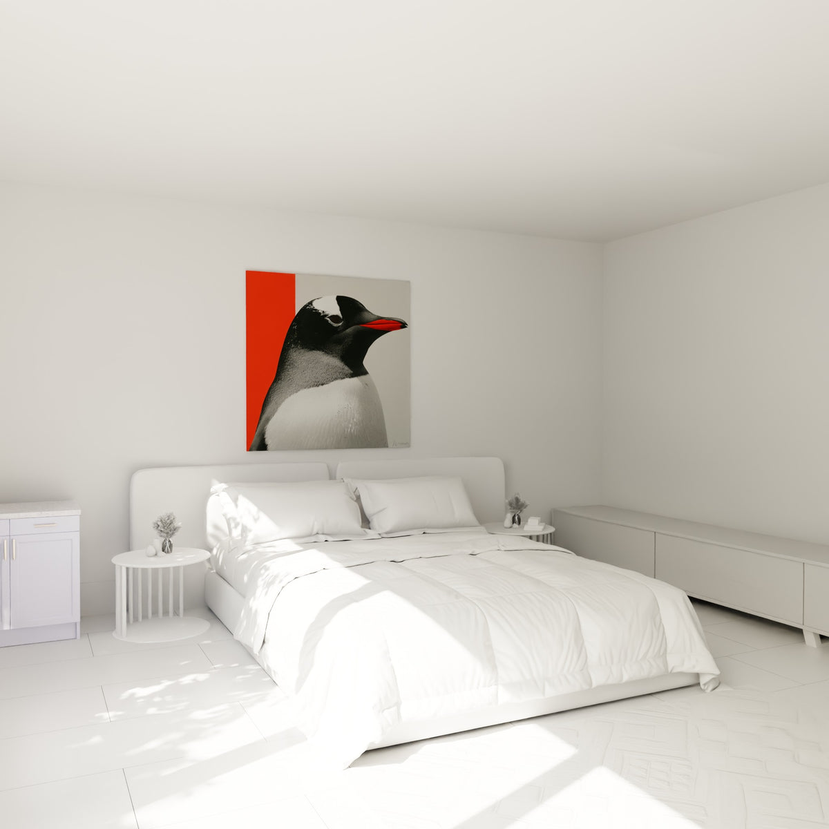 Portrait de pingouin au bec rouge éclatant sur fond gris et orange, au-dessus d'un lit dans une chambre claire