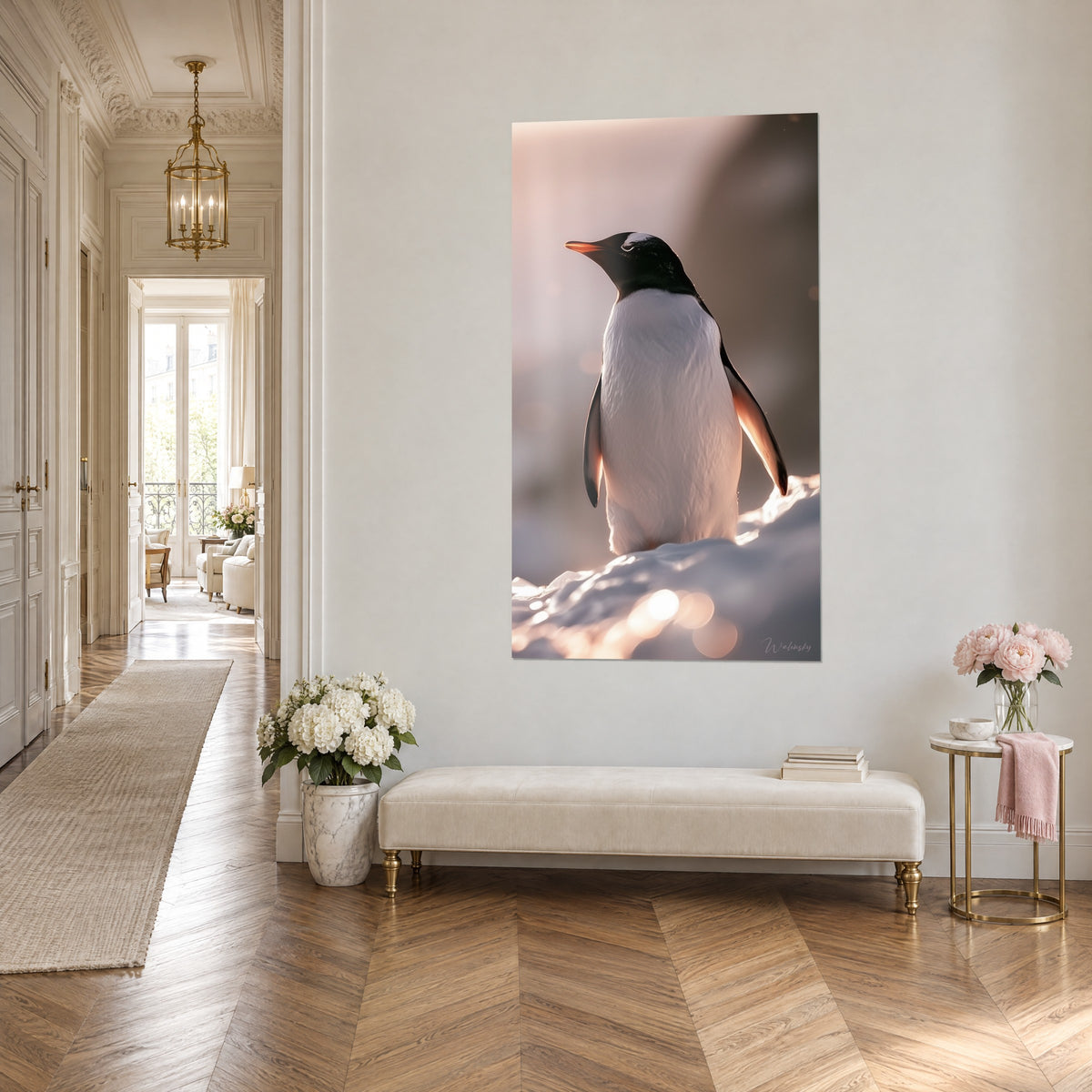 Gemälde stehender Pinguin, Flügel leicht gespreizt, goldenes Licht auf funkelndem Schnee, Dreiviertelansicht, cremefarbene Bank, Haussmann-Eingangshalle
