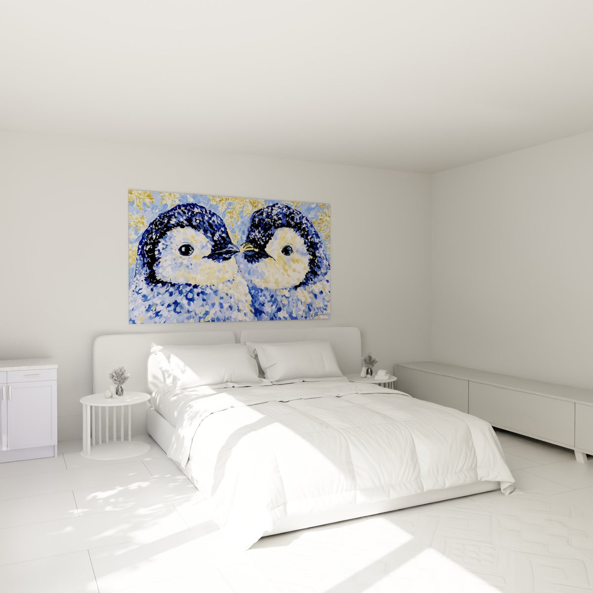 Poussins pingouins bleu pastel et or accrochés au-dessus d'un lit dans une chambre claire