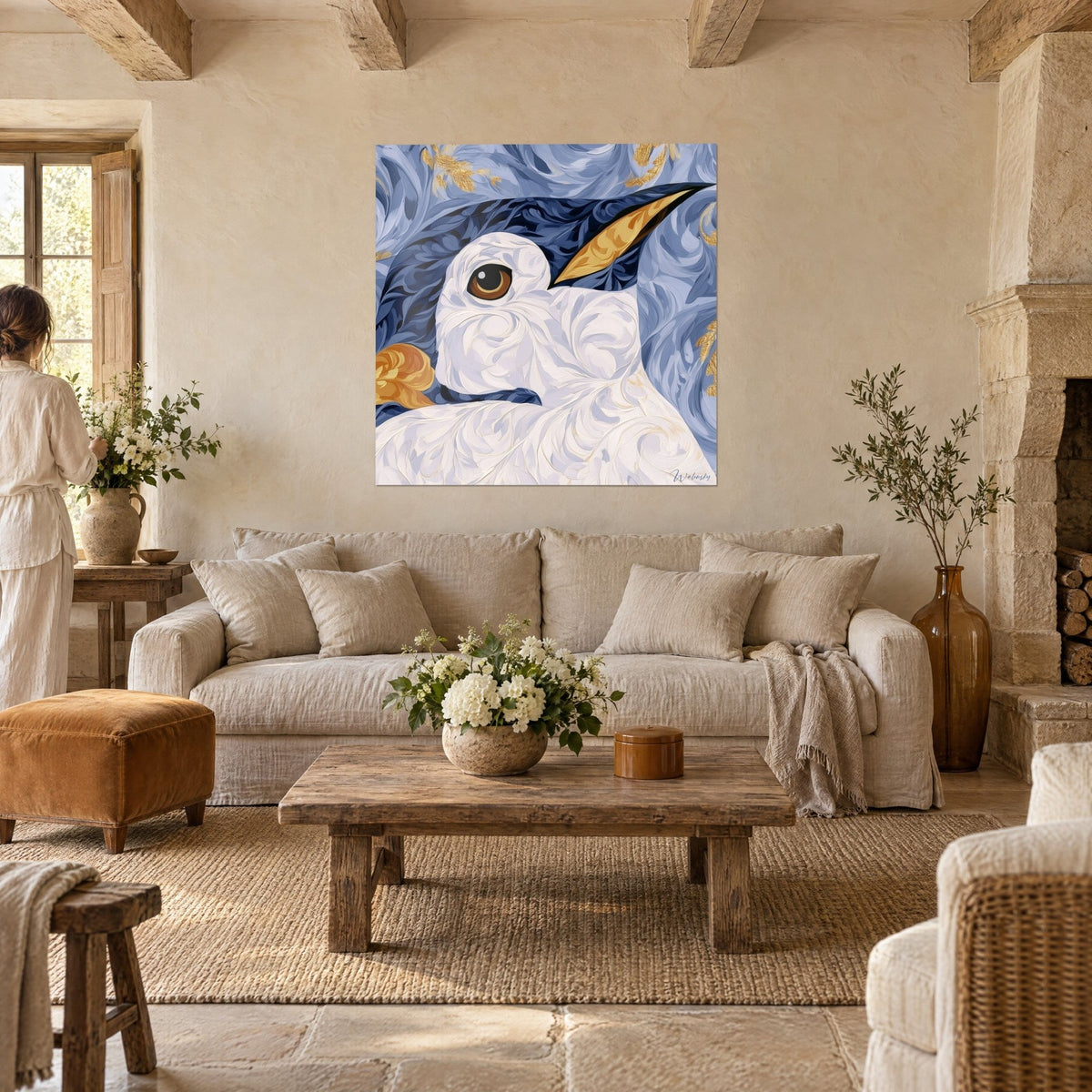 Schilderij pinguïn met wervelend crèmekleurig verenkleed, gouden snavel op marineblauwe achtergrond, boven een bank in een lichte woonkamer