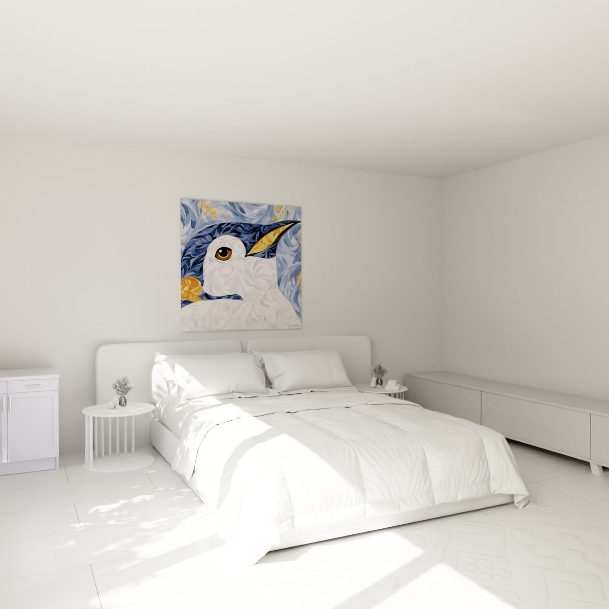 Portrait de pingouin blanc et bleu marine aux reflets dorés, accroché au-dessus d'un lit dans une chambre claire