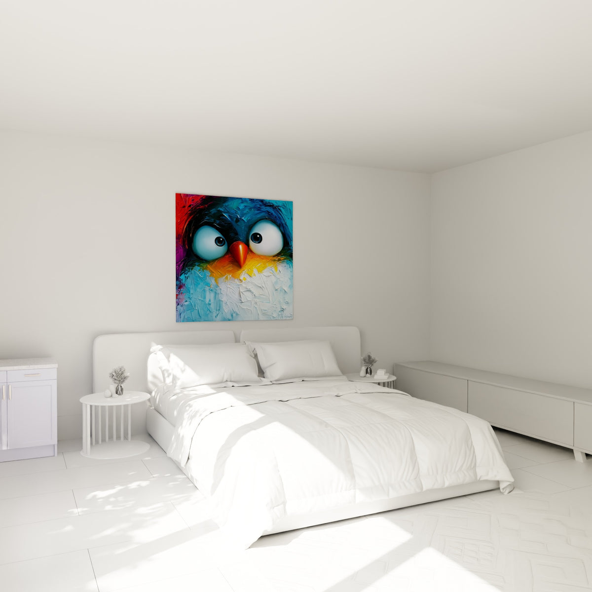 Grands yeux bleus et bec orange du pingouin au-dessus d'un lit dans une chambre claire