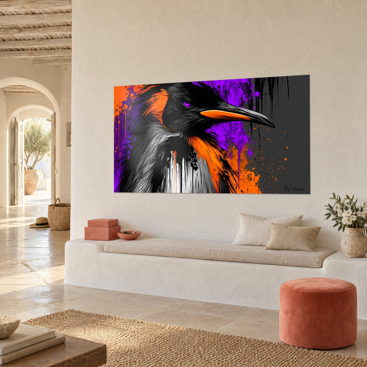Gemälde Seevogel mit spitzem orangefarbenem Schnabel auf violettem und grauem Grund, schwarze Laufspuren, im Dreiviertelprofil an weißer Wand