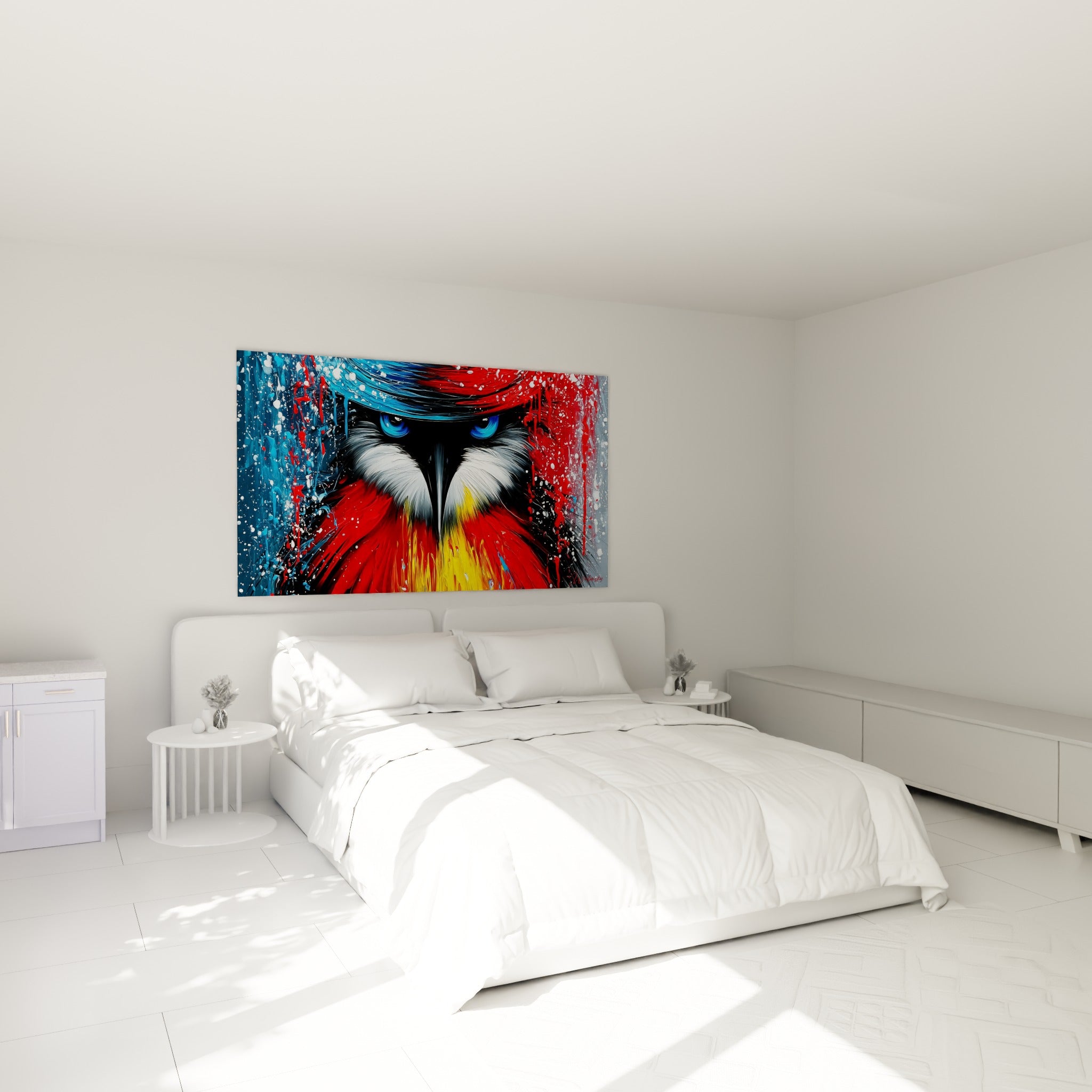 Regard bleu intense du pingouin rouge et noir, accroché au-dessus d'un lit dans une chambre claire.