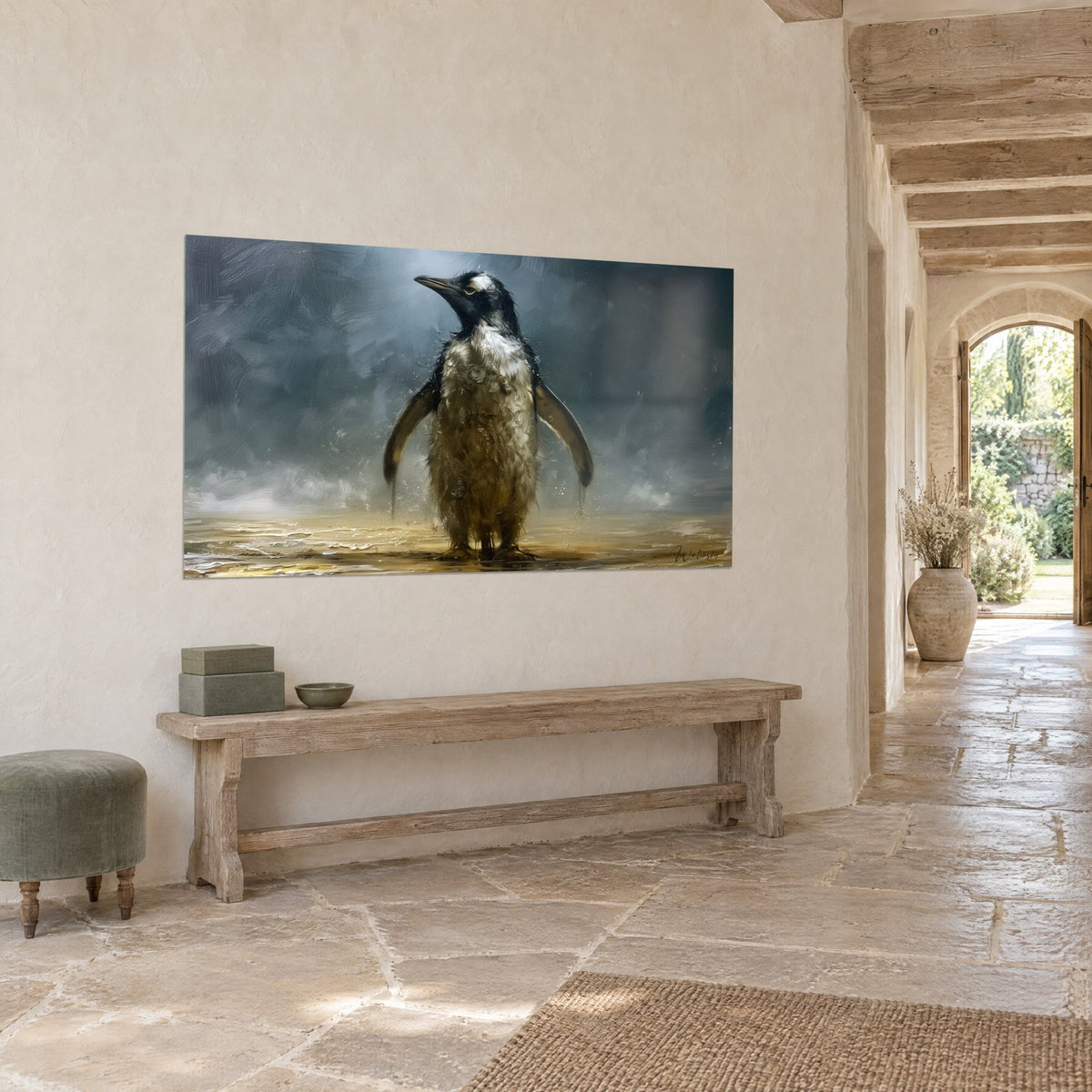 Quadro di uccello marino fradicio, ventre ocra e bianco, cielo di tempesta blu acciaio, vista di tre quarti in un corridoio in pietra