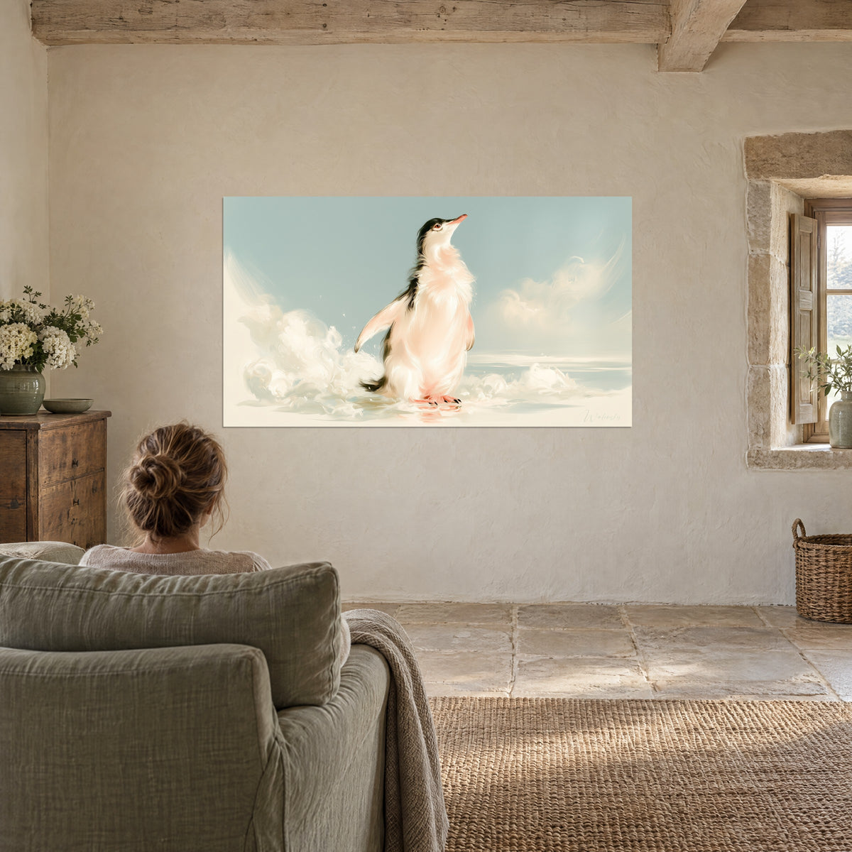 Cuadro pingüino de vientre rosa y espalda negra, olas de espuma marfil, contemplado por una mujer de espaldas en un sillón gris verdoso