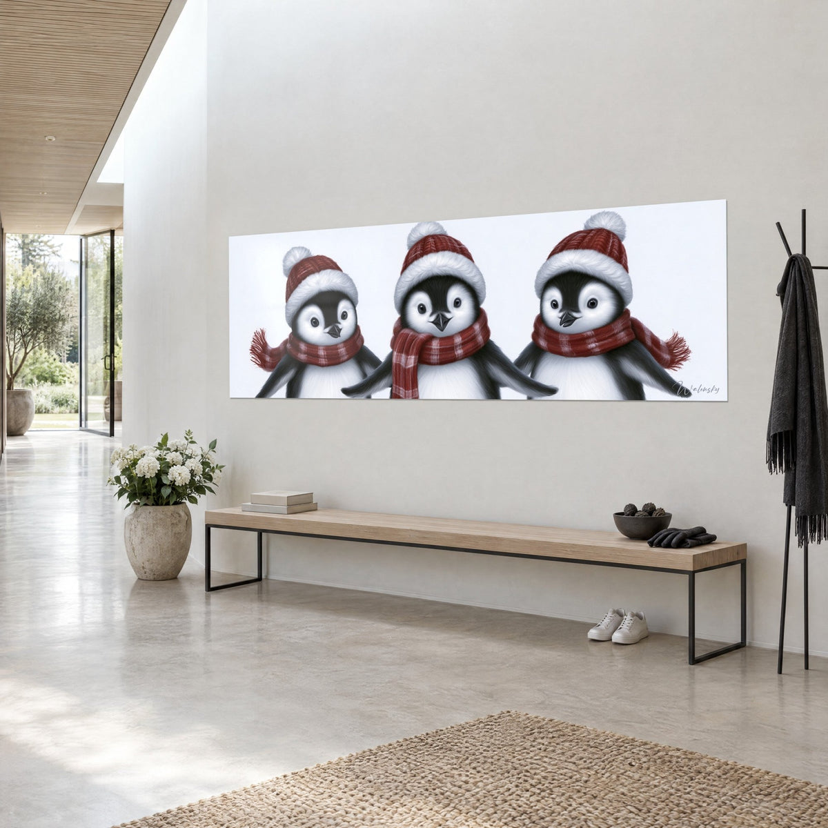 Schilderij broertjes en zusjes van drie donzige pinguïns, bordeauxrode mutsen met witte bontrand, uitgespreide vleugels, schuin opgehangen aan een lichte muur