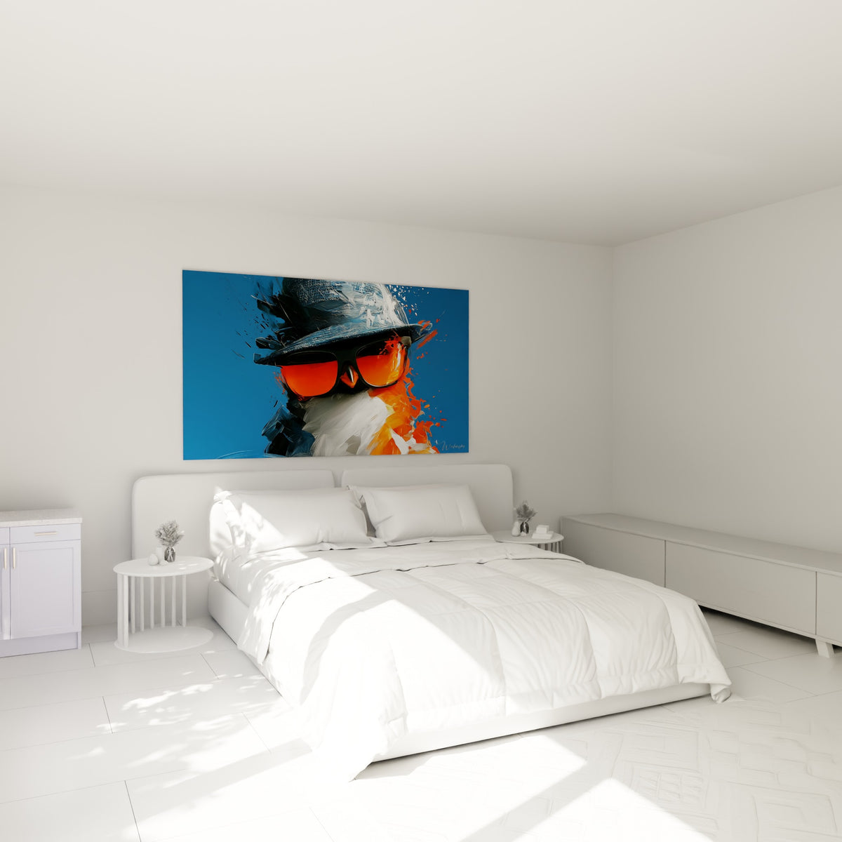 Portrait de pingouin bleu marine et orange coiffé d'un chapeau, accroché au-dessus d'un lit dans une chambre claire