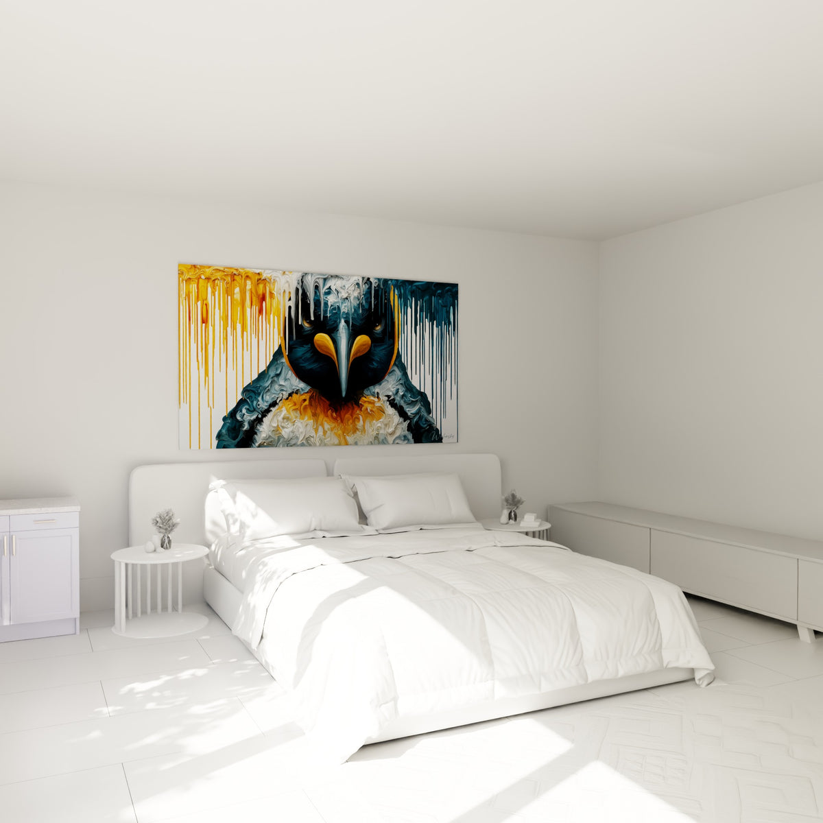 Regard intense d'un pingouin doré et anthracite aux coulures fluides, accroché au-dessus d'un lit dans une chambre claire