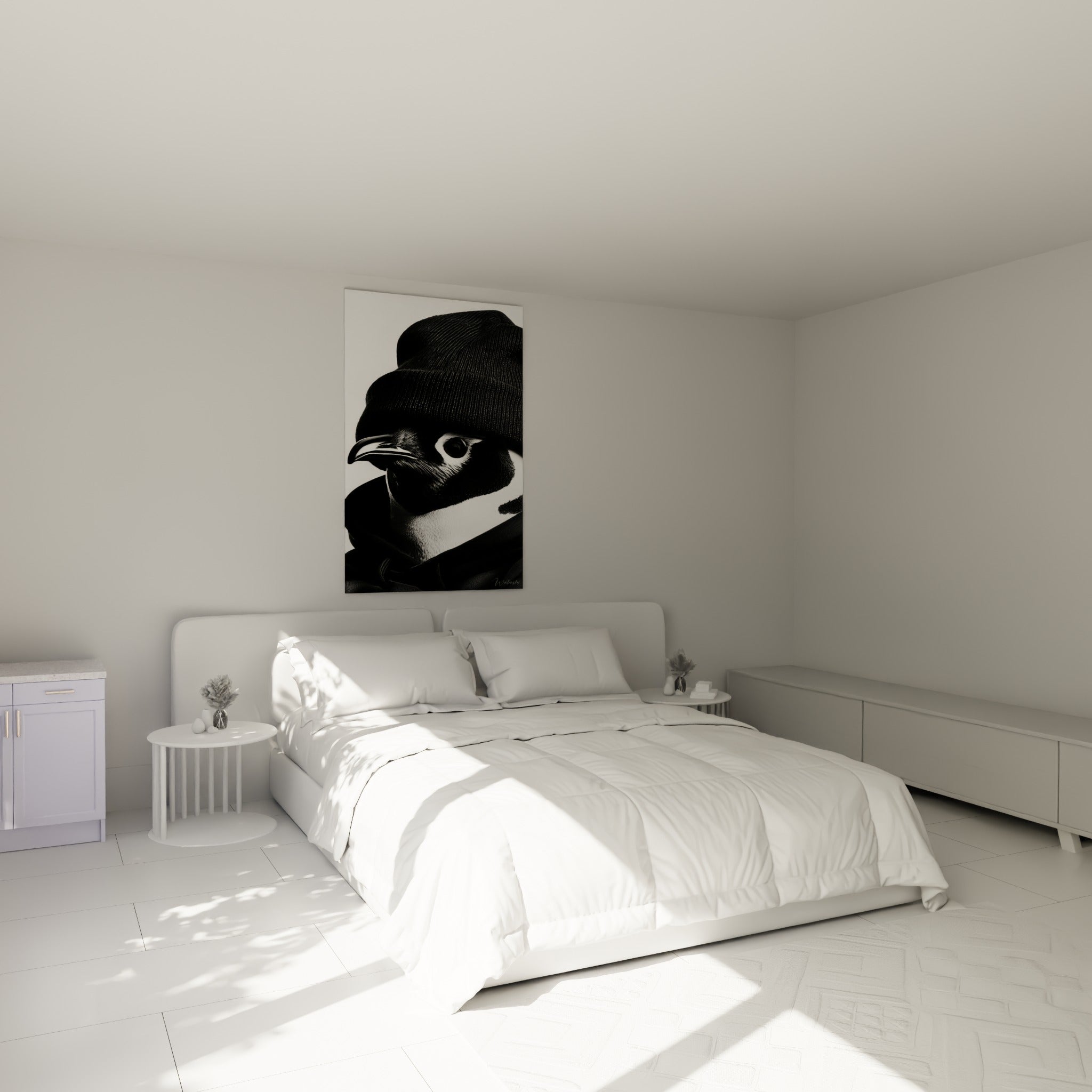 Pingouin au bonnet noir texturé et regard intense, œuvre accrochée au-dessus d'un lit dans une chambre claire