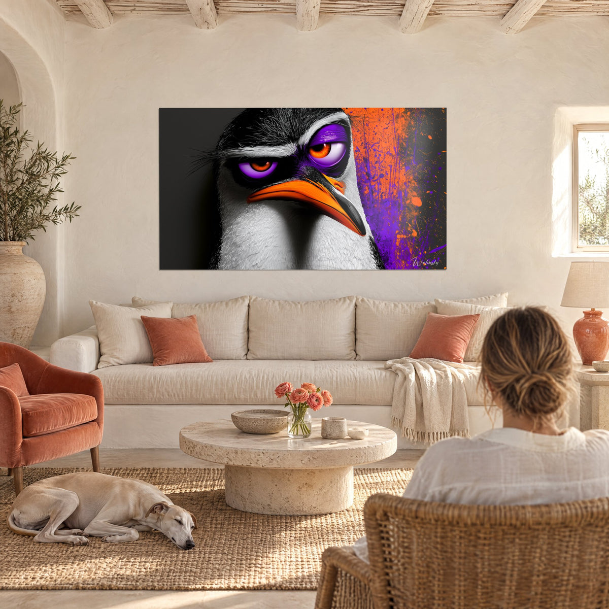 Quadro di pinguino dallo sguardo nero e viola, schizzi arancioni, appeso accanto a un levriero sopra un divano in un soggiorno luminoso