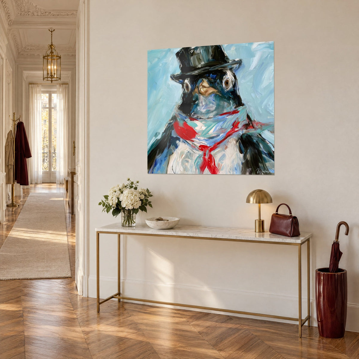 Tableau pingouin élégant coiffé d'un haut-de-forme noir, foulard écarlate et ventre crème, accroché sur un mur beige d'entrée haussmannienne