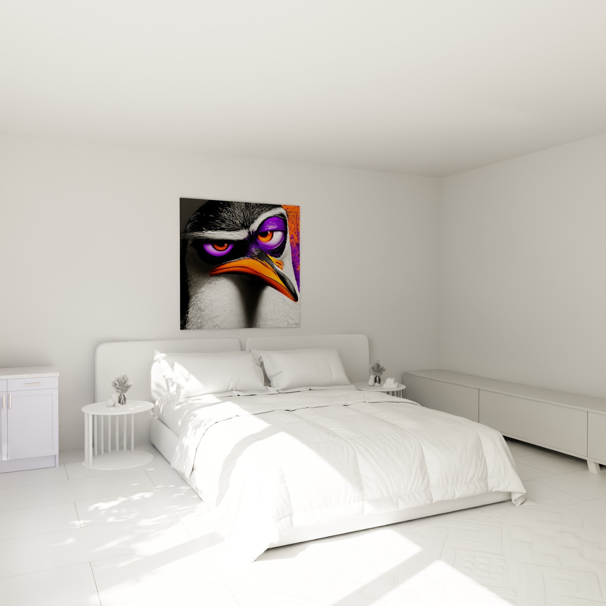 Regard intense du Pingouin, yeux violets et bec orange, accroché au-dessus d'un lit dans une chambre claire