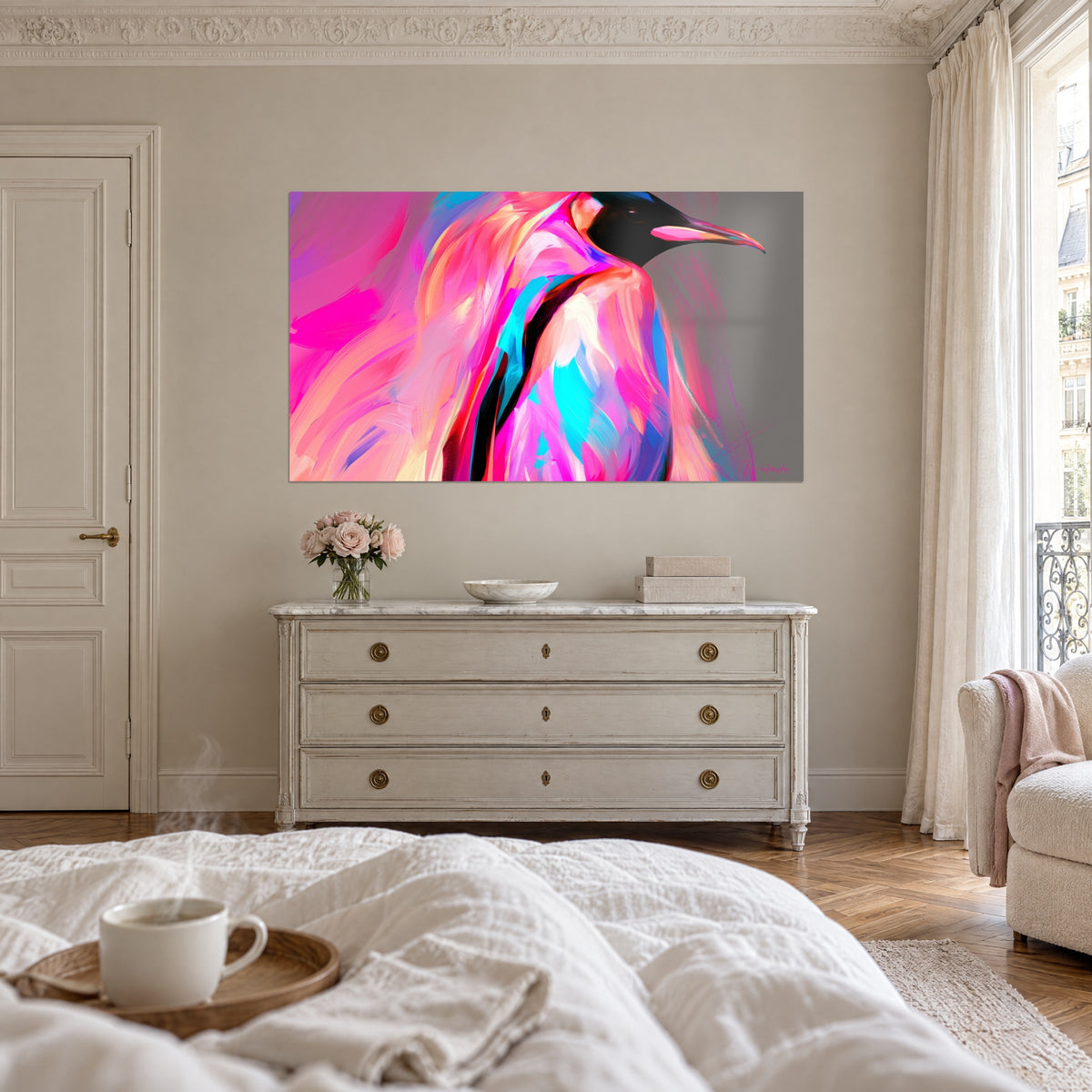 Tableau volatile aux plumes magenta et bleu électrique, œuvre posée en hauteur, au-dessus d'un lit dans une chambre claire
