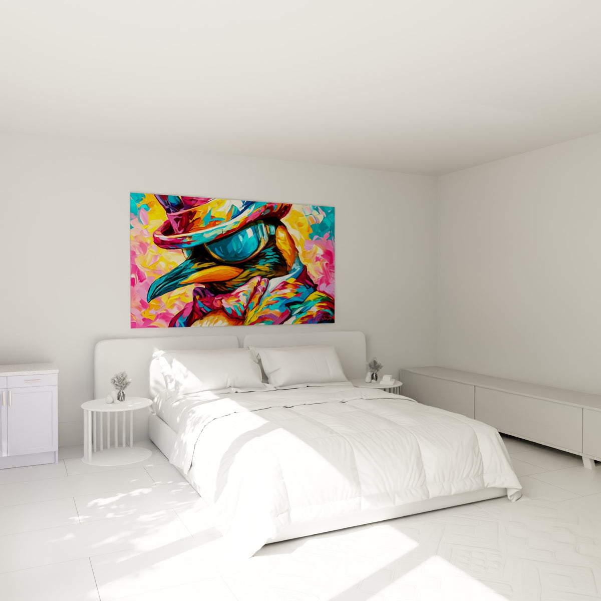 Portrait de pingouin coloré aux tons rose et turquoise, accroché au-dessus d'un lit dans une chambre claire