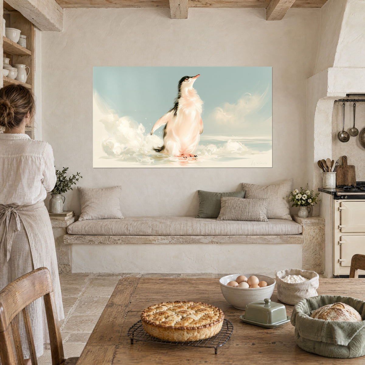 Cuadro pequeño pingüino esponjoso, espuma blanca y cielo celadón, frente a una persona con delantal junto a una tarta, cocina de piedra