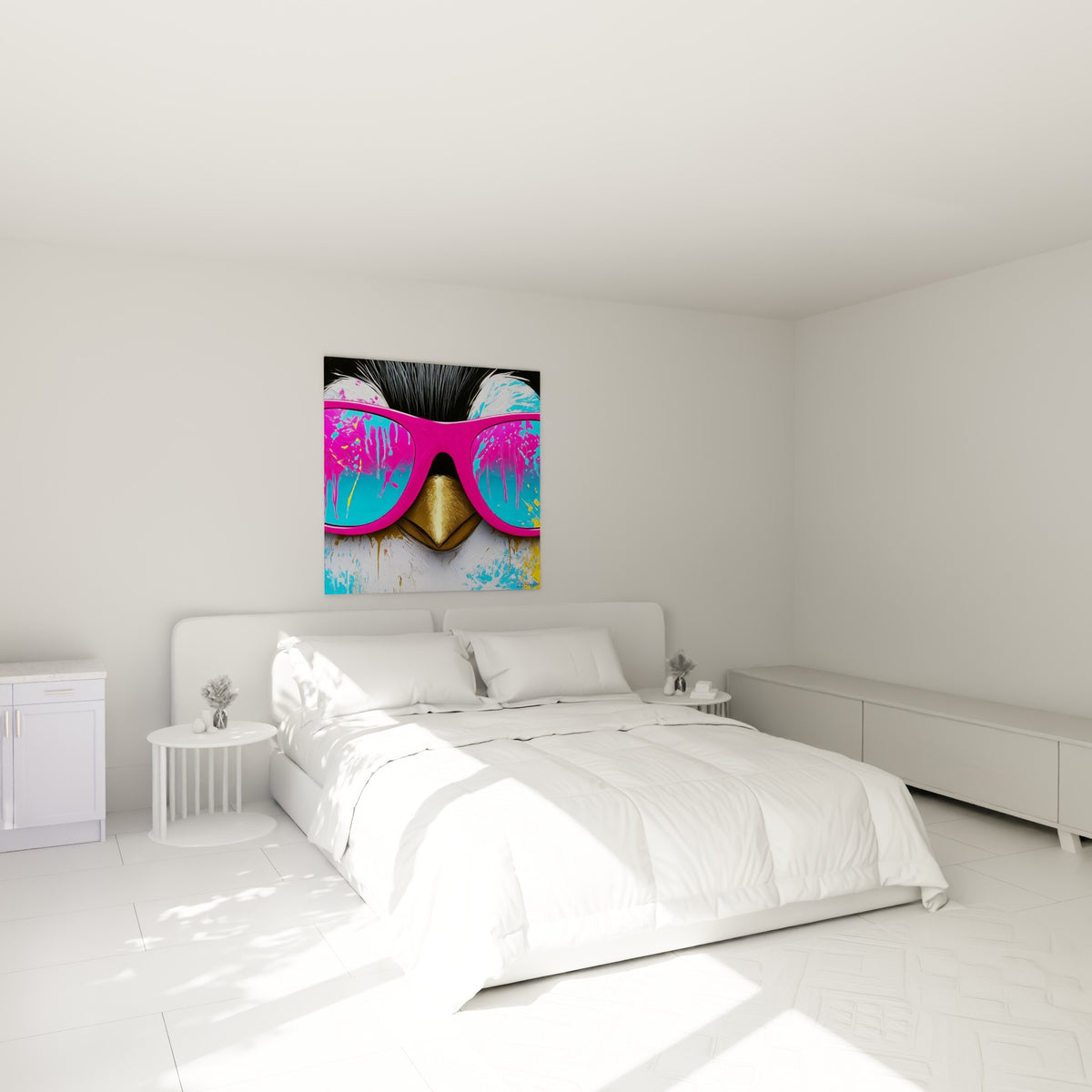 Bec doré et lunettes fuchsia du pingouin surplombent un lit dans une chambre claire aux tons neutres.